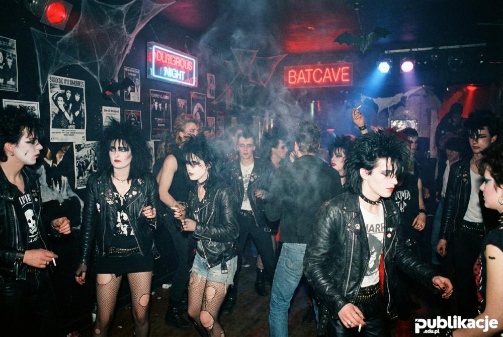 wnętrze klubu batcave lata 80 goci