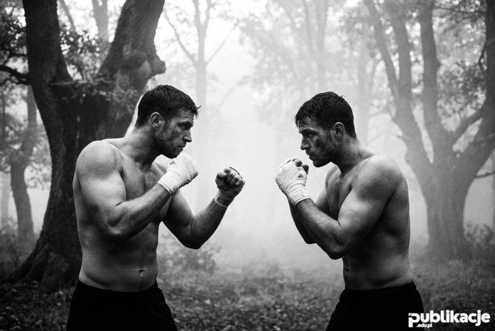 Ustawka w lesie mezczyzni gotowi do walki