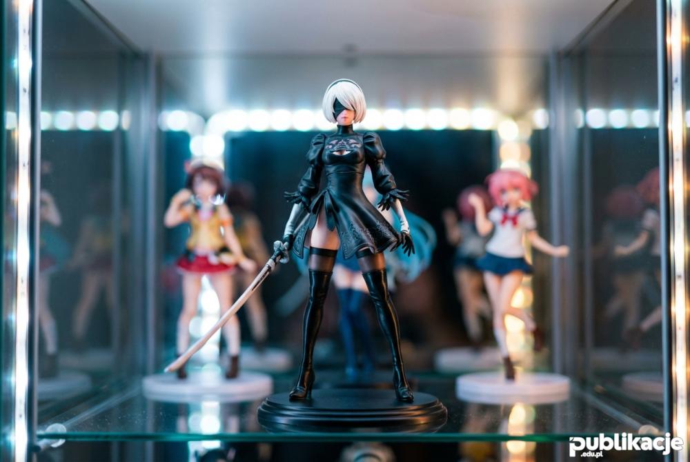 kolekcja figurek anime na półce