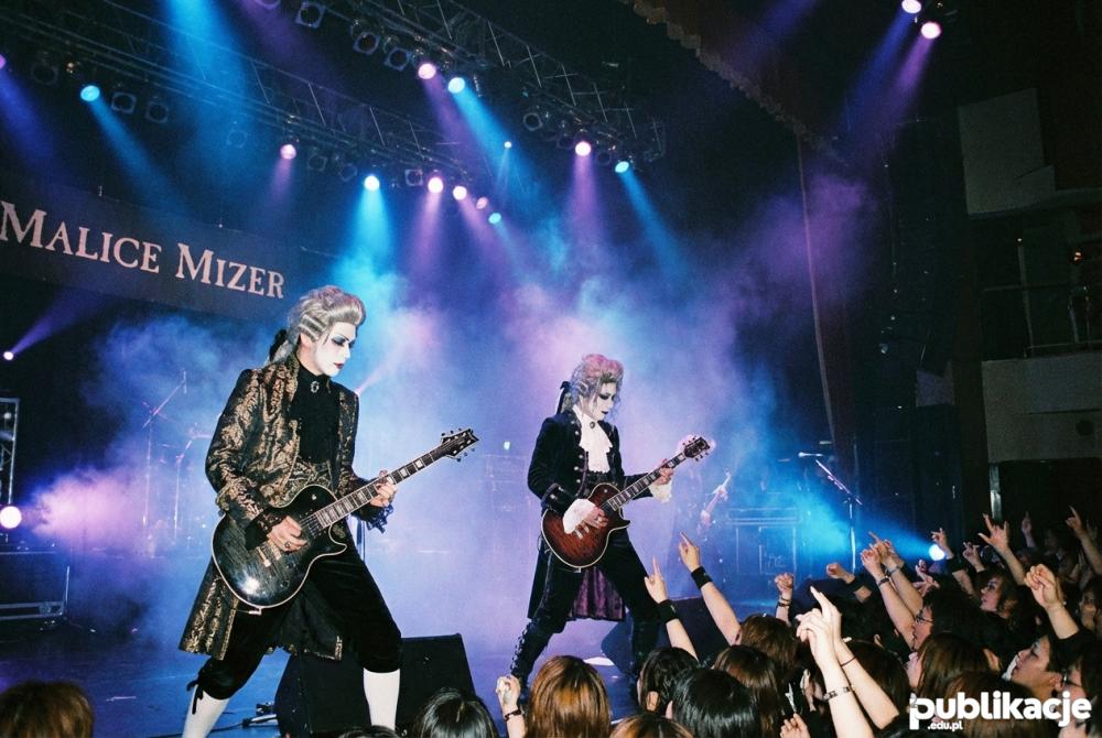 zespół visual kei w kostiumach historycznych