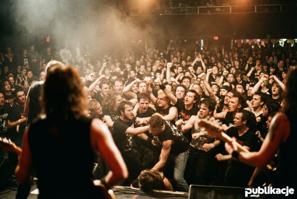 Koncert legendarnego zespołu Oi i bawiący się tłum