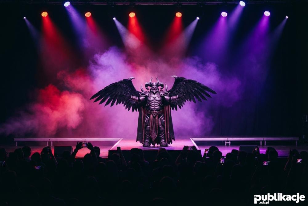 Występ sceniczny cosplayera w stroju demona