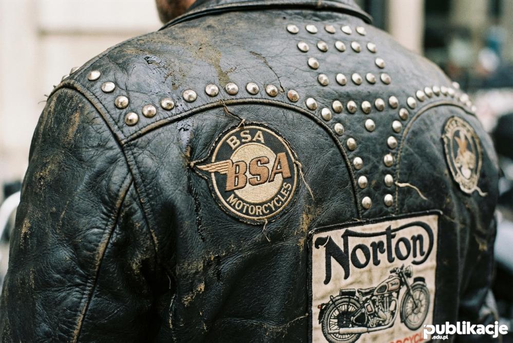 Detale skórzanej kurtki rockersa z ćwiekami