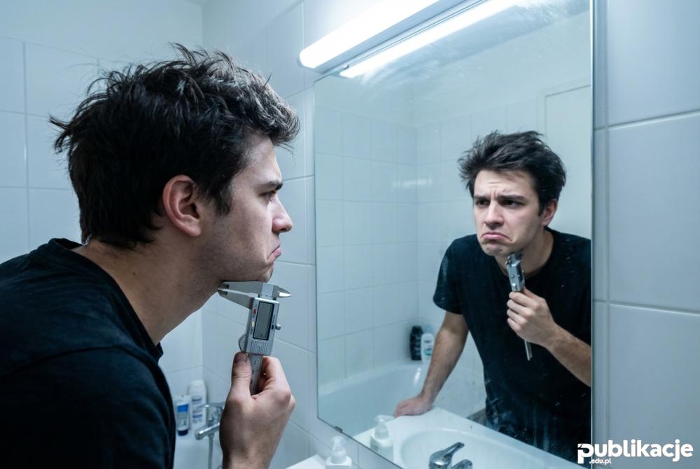 mezczyzna mierzacy linie szczeki suwmiarka