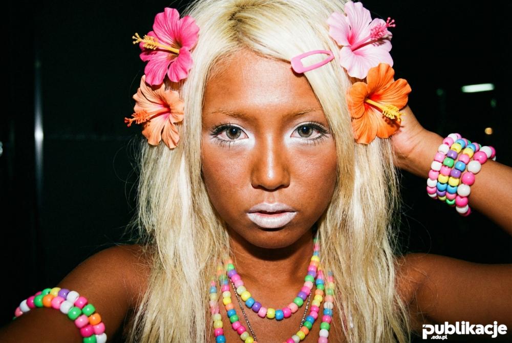 Portret dziewczyny w makijażu Ganguro z białymi cieniami