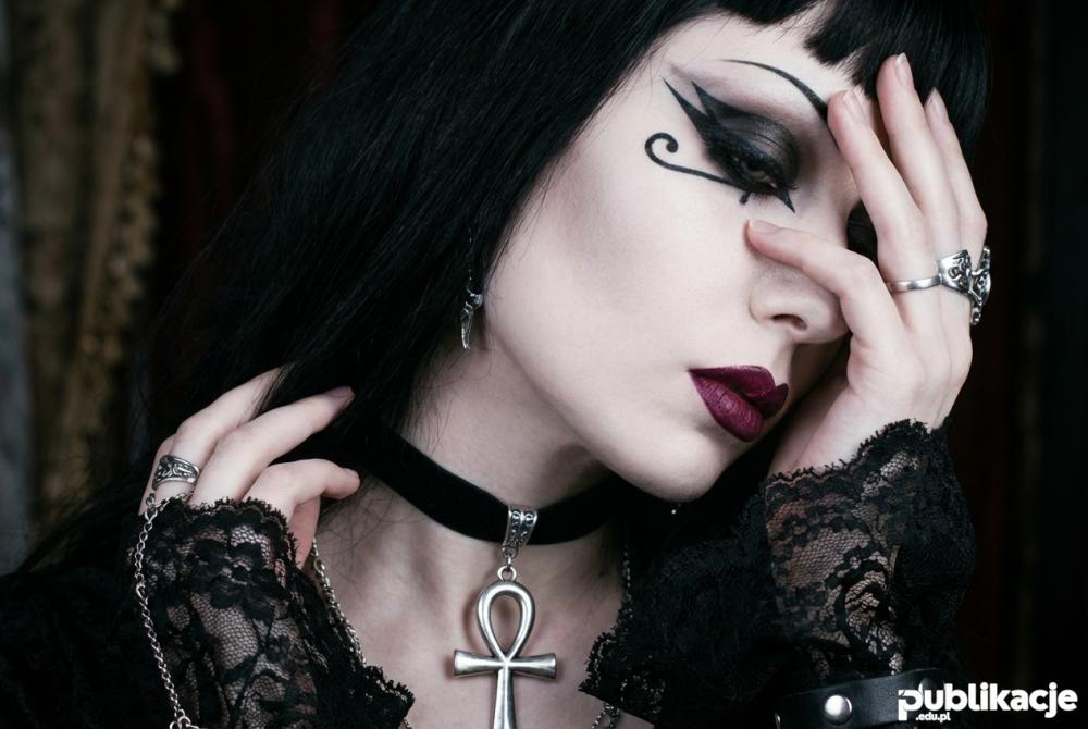 makijaż gotycki i biżuteria ankh