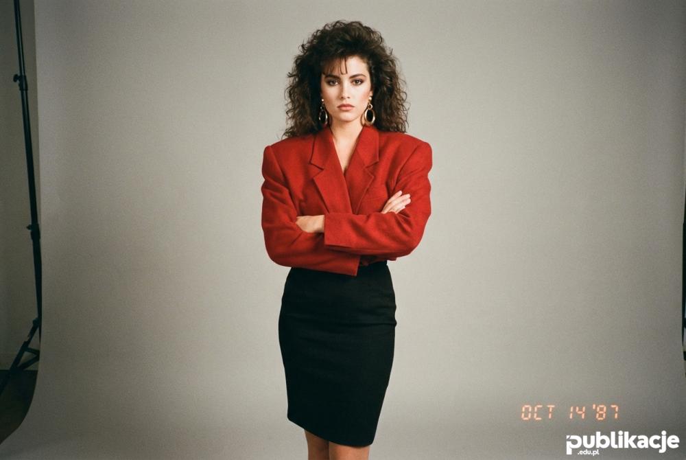 Kobieta w stylu power dressing lata 80 moda biurowa