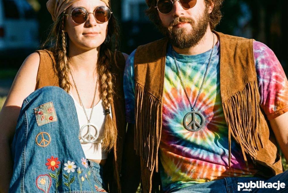 Szczegóły ubiory hippisów dzwony i frędzle