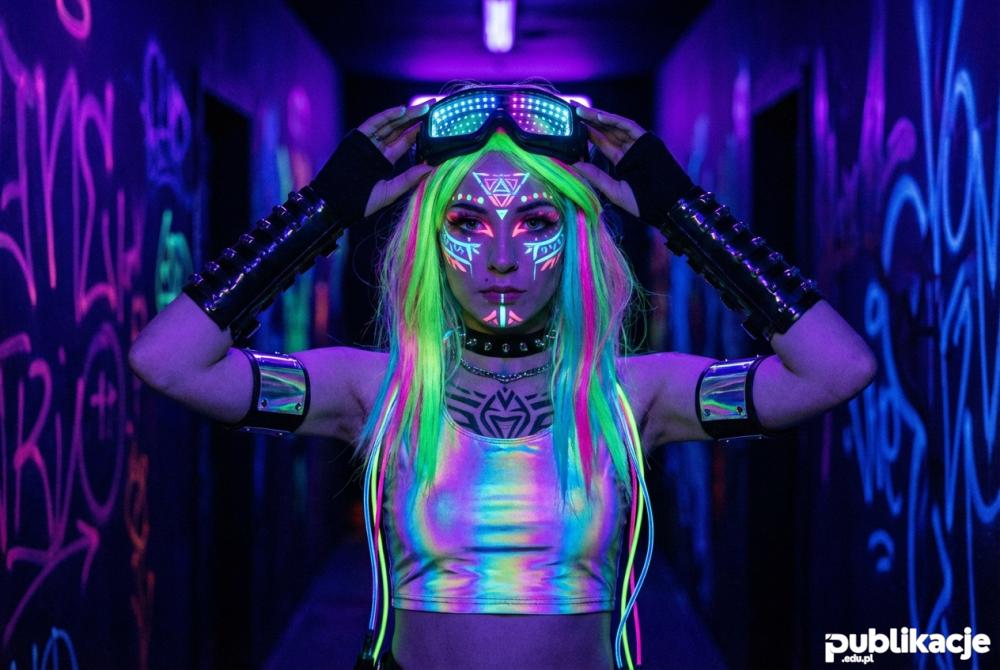 Nowoczesny styl raverki z elementami cyberpunk