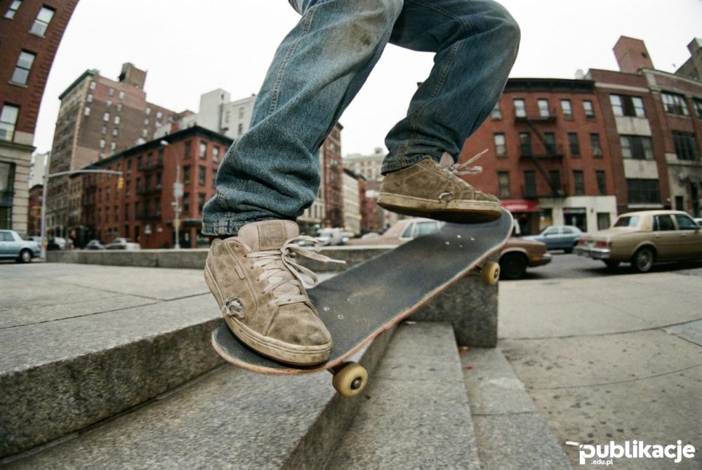 Buty skate i szerokie spodnie podczas triku