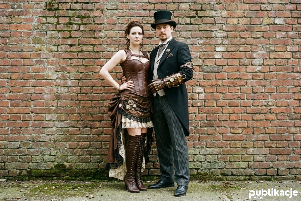 Para w pełnych strojach steampunkowych gorset i frak