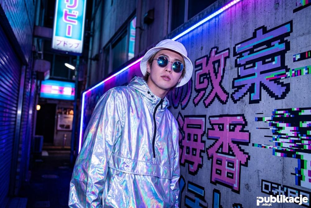 Osoba ubrana w stylu vaporwave z holograficzną kurtką