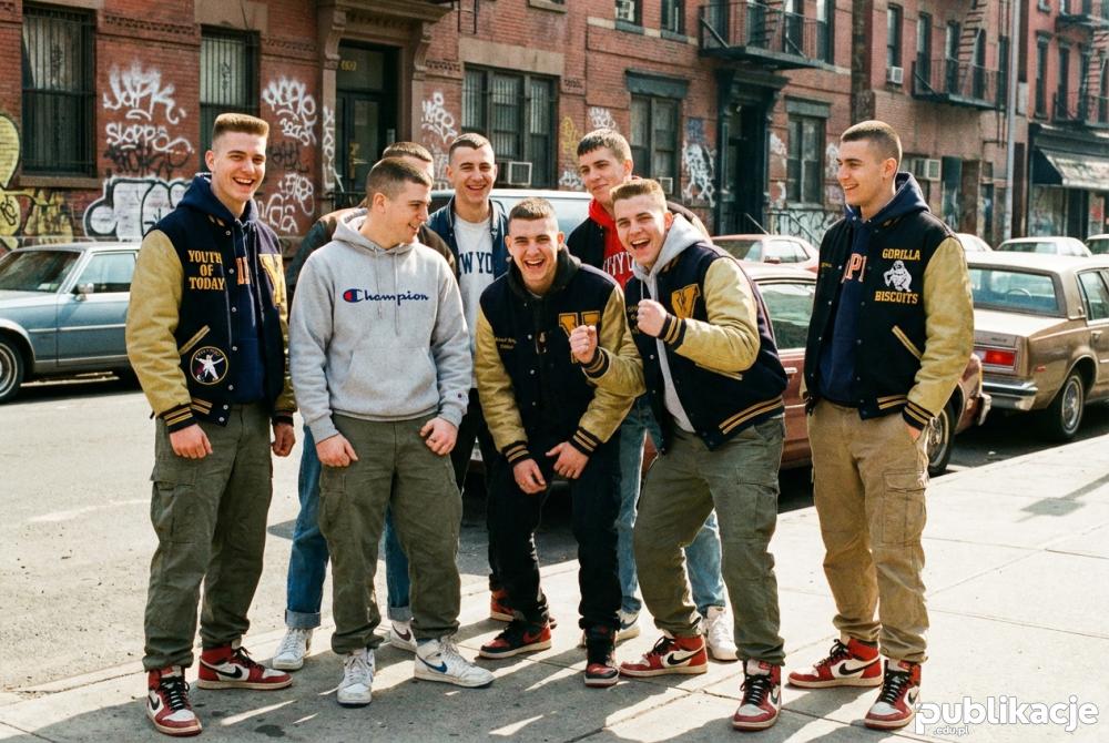 Styl ubioru youth crew lata 80 buty nike i kurtki bejsbolówki