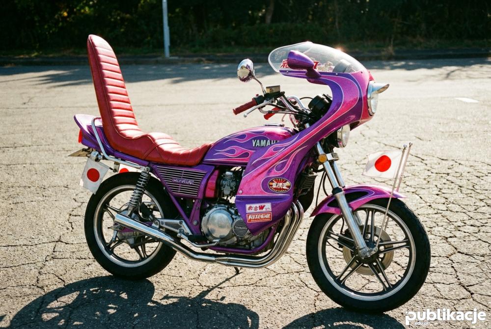 Zmodyfikowany motocykl kaizosha z wysokim siedzeniem
