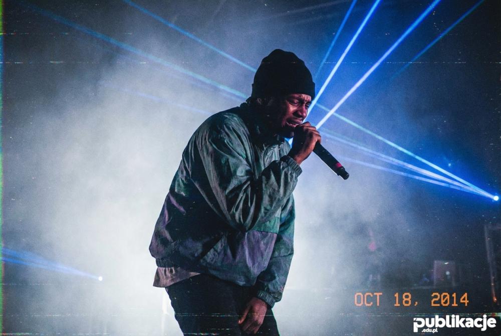 koncert cloud rap w mgle i niebieskim świetle