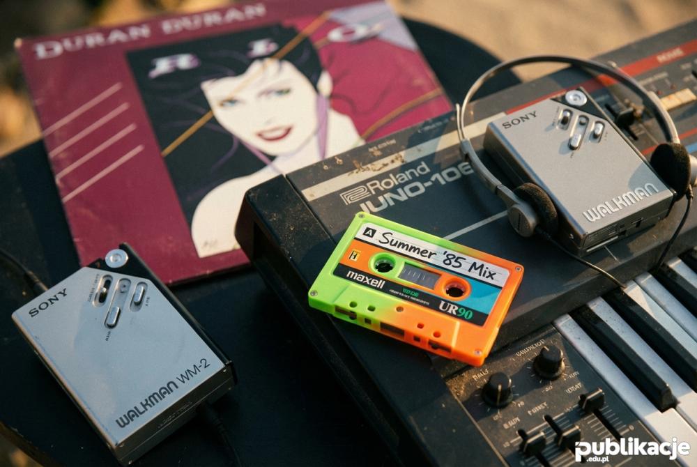 Kaseta magnetofonowa i syntezator styl lat 80