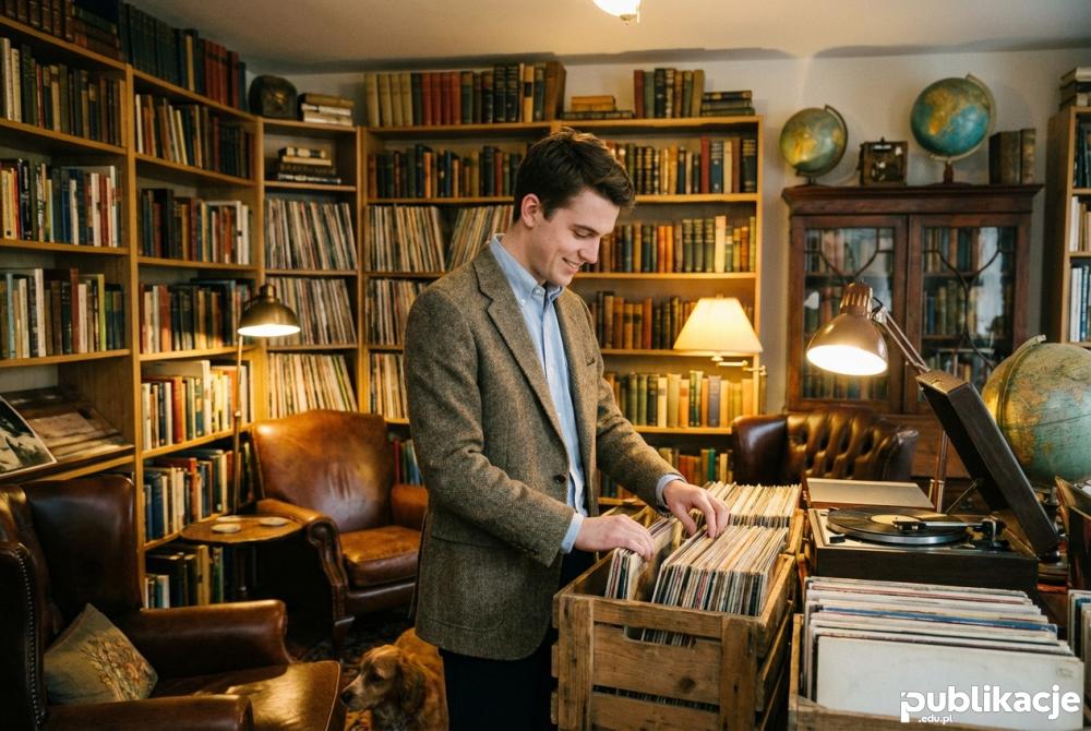 Mężczyzna w marynarce wybiera płyty winylowe