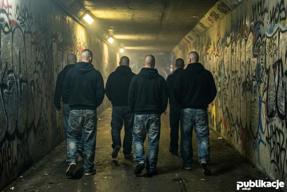 Grupa kibicow w tunelu od tylu