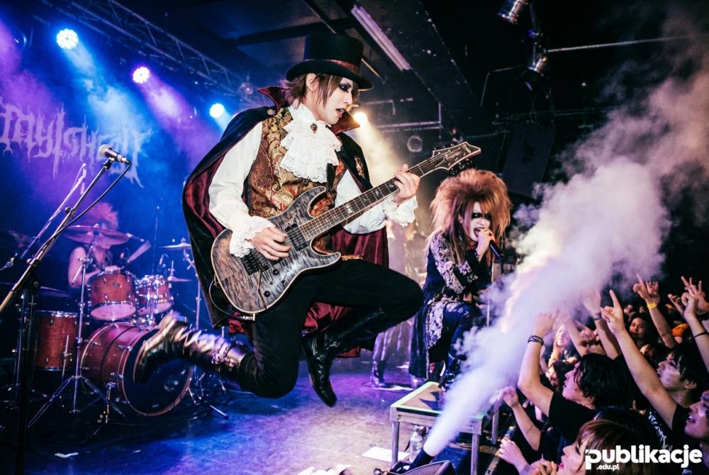 Zespół Visual Kei w strojach arystokratycznych
