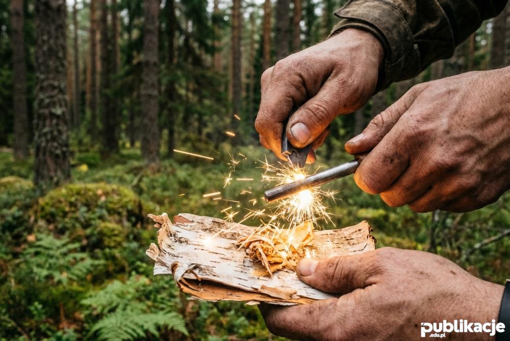 rozpalanie ognia krzesiwem bushcraft