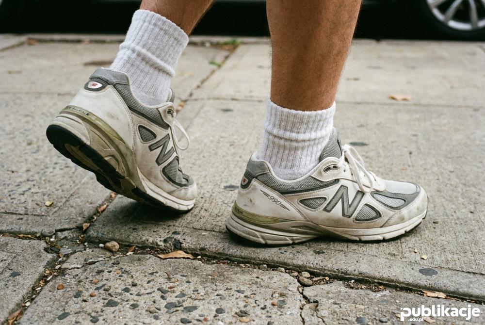 Buty typu dad shoes i białe skarpety