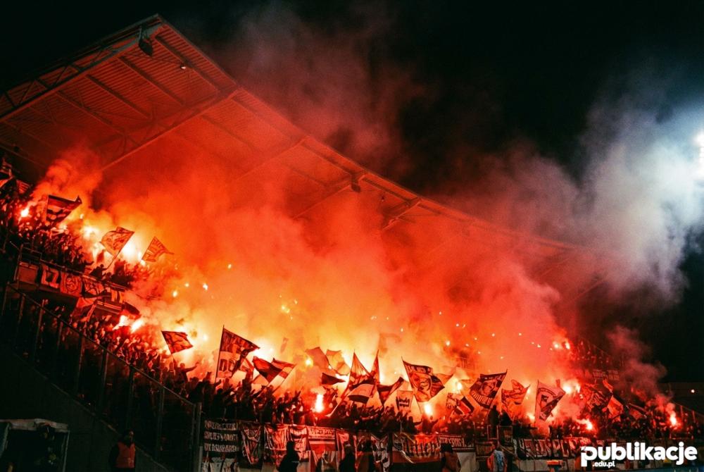 Oprawa meczowa racowisko na stadionie