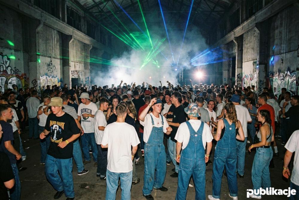 Lata 90 impreza rave w opuszczonym magazynie