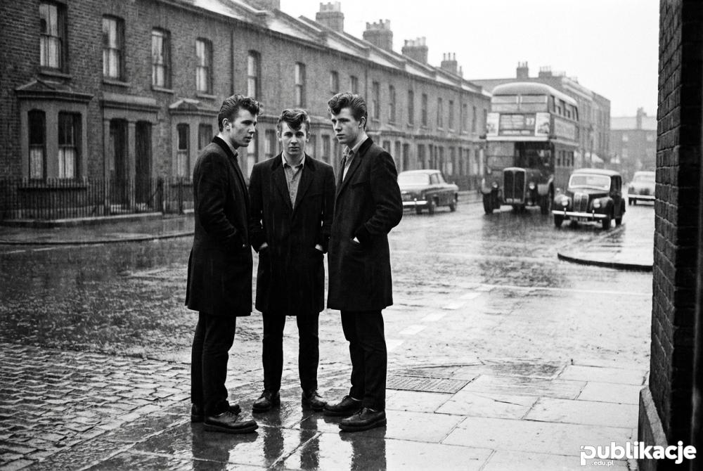 Teddy Boys na ulicy w Londynie lata 50