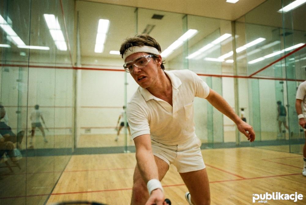 Mężczyzna grający w squasha lata 80 sport yuppie