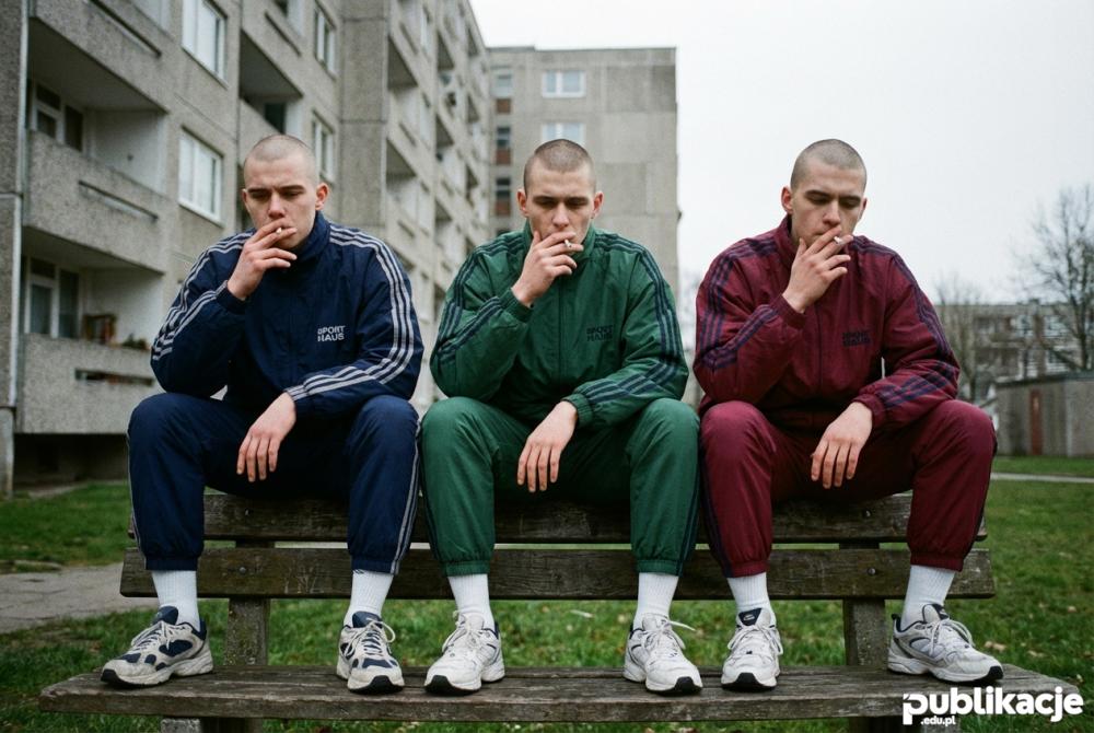 dresiarze na lawce pod blokiem lata 90