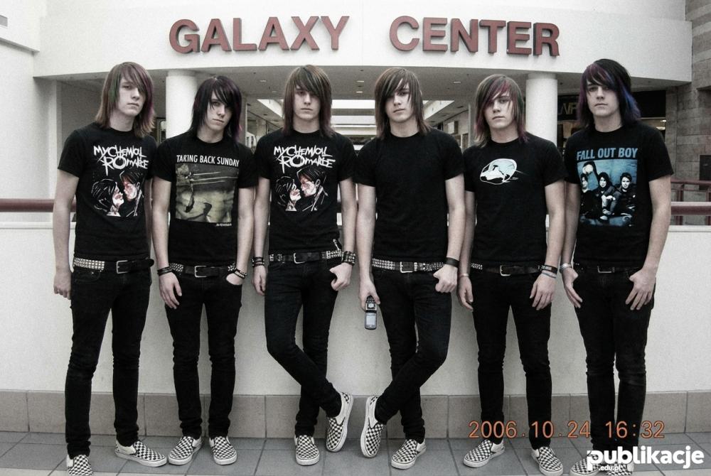 Nastolatkowie w stylu emo pod centrum handlowym 2006