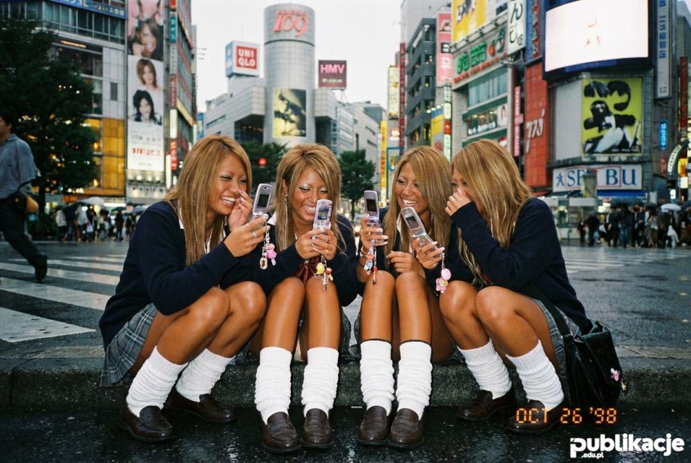 Grupa dziewczyn w stylu Kogal na ulicach Shibuya lata 90