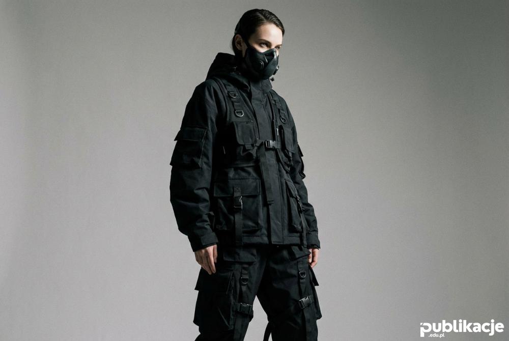 moda techwear kobieta w masce antysmogowej