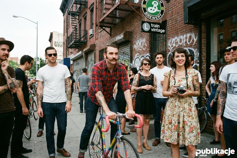 Hipsterzy na rowerach fixie w nowym jorku