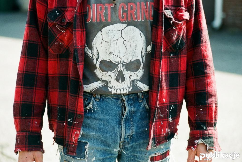 Flanelowa koszula i podarte jeansy detale stylu