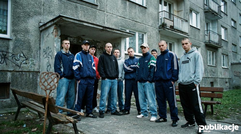 Grupa blokersów przed blokiem z wielkiej płyty lata dziewięćdziesiąte