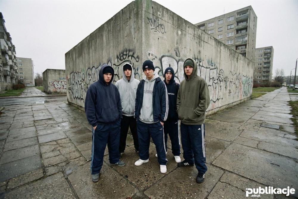 grupa mlodych mezczyzn na osiedlu graffiti