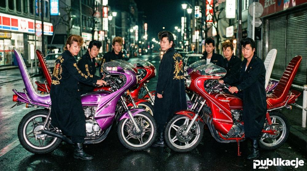 Członkowie gangu Bosozoku na zmodyfikowanych motocyklach w nocy