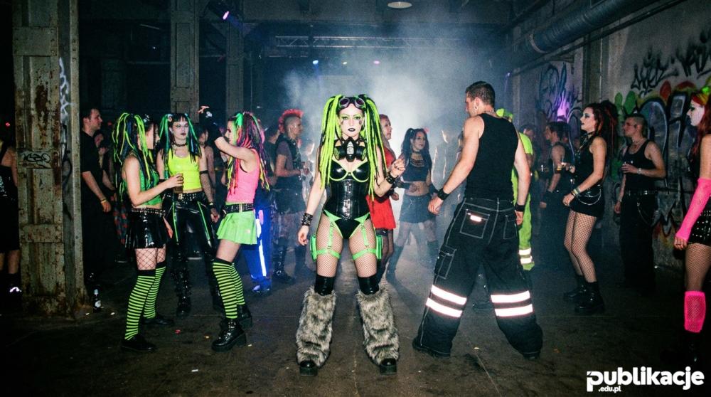 Cybergoci tańczący w klubie w świetle UV