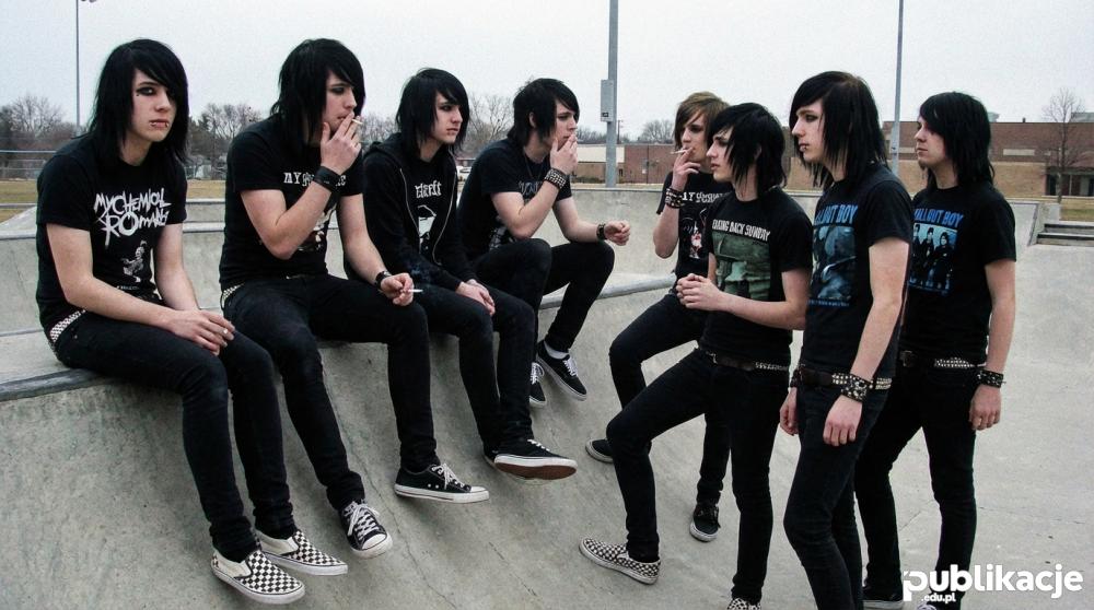 Grupa nastolatków emo w charakterystycznych ubraniach i fryzurach