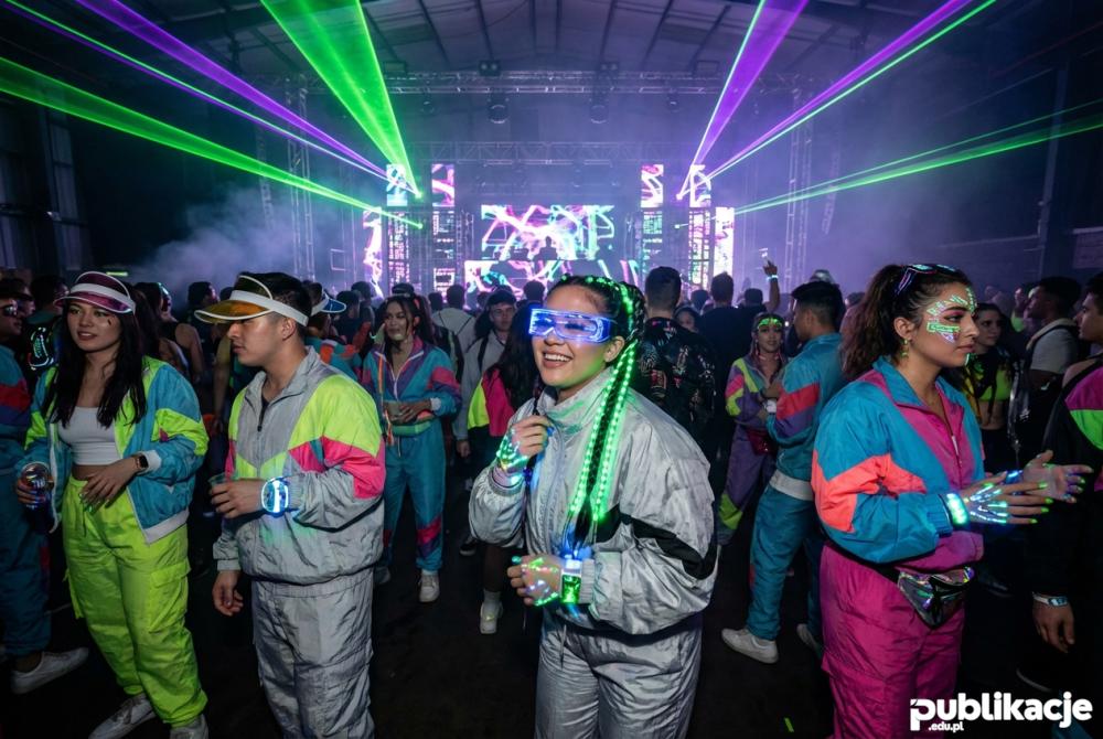 Współcześni gabberzy na imprezie w 2026 roku