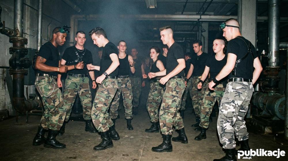 Grupa Rivetheads w strojach militarnych w klubie industrialnym