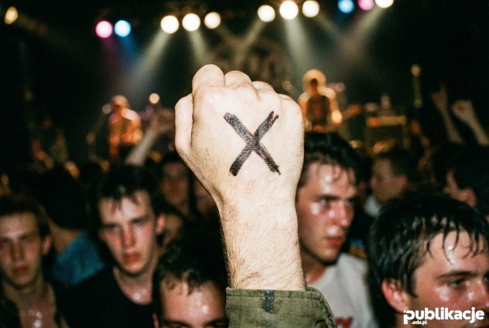 Symbol X narysowany markerem na dłoni subkultura sXe