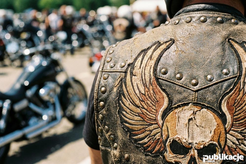 Skórzana kamizelka motocyklowa z naszywkami detale