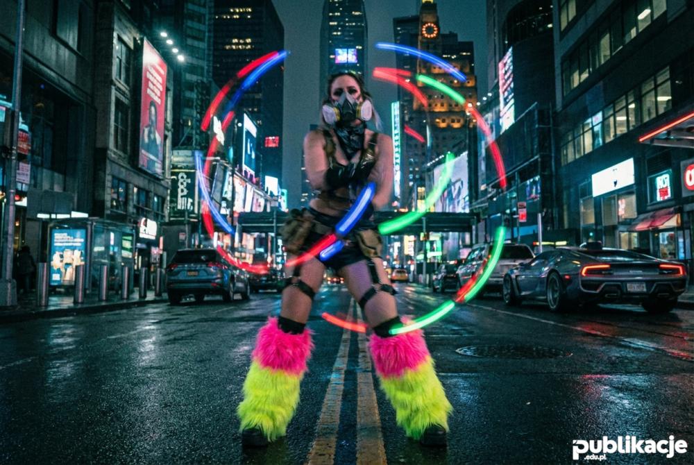 taniec industrialny z lightstickami