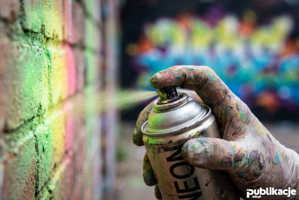 zbliżenie na puszkę sprayu i dłoń w rękawiczce