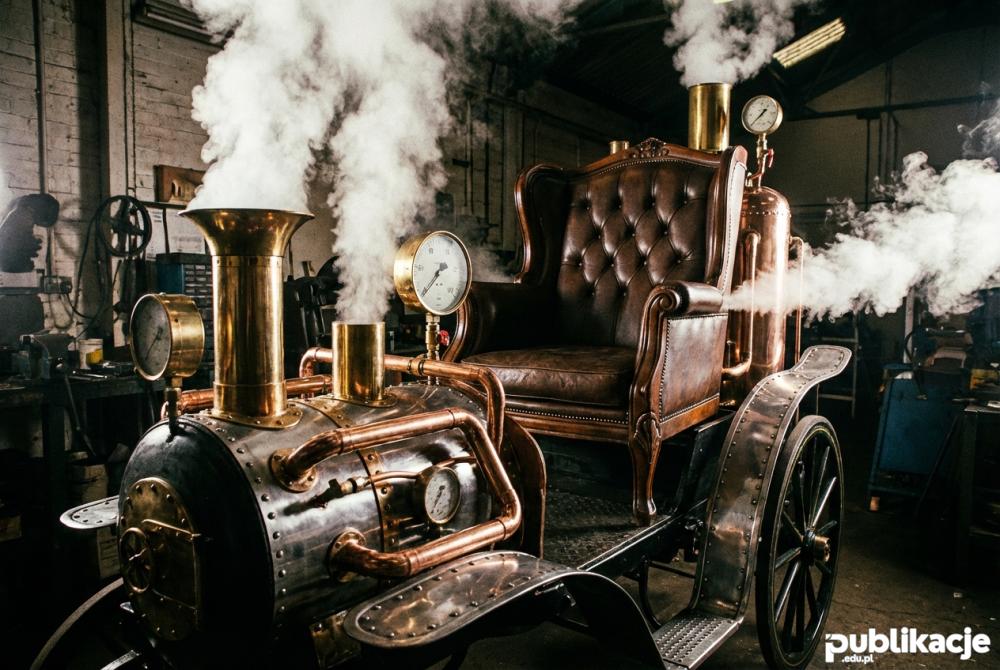 Silnik parowy z miedzianymi rurami i manometrami