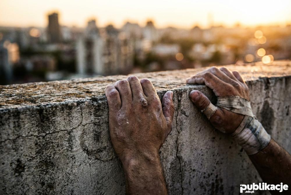 zniszczone dłonie traceura trening parkour