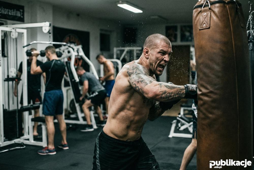 Trening mma na silowni kibic