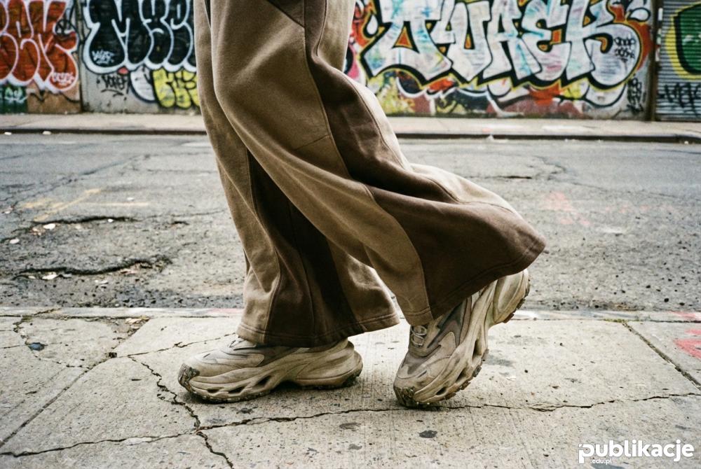 buty do parkouru i szerokie spodnie dresowe
